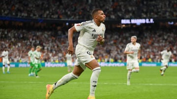 Kylian Mbappé celebra el primer gol ante el Betis