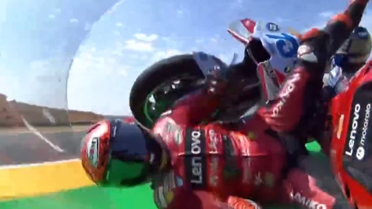 Peligrosísimo accidente entre Pecco Bagnaia y Álex Márquez Peligrosísimo accidente entre Pecco Bagnaia y Álex Márquez