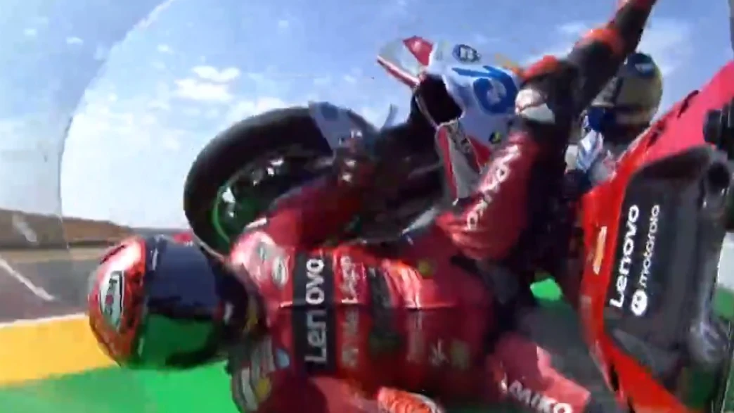 Peligrosísimo accidente entre Pecco Bagnaia y Álex Márquez