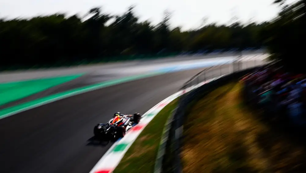 Pérez estuvo en su lucha particular con George Russell Pérez estuvo en su lucha particular con George Russell