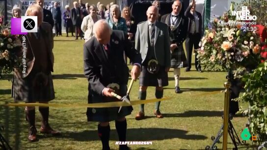 El monarca fue el encargado de inaugurar una feria de horticultura pero las tijeras de podar que le dieron para cortar la cinta inaugural le jugaron una mala pasada. 