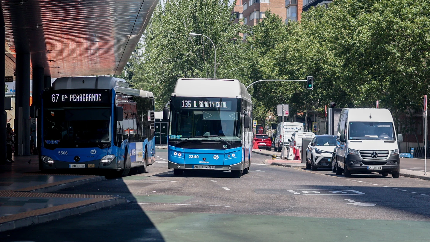 Un autobús de la línea 135, en el intercambiador de Plaza de Castilla, a 5 de agosto de 2024, en Madrid (España). Un autobús de la línea 135, en el intercambiador de Plaza de Castilla, a 5 de agosto de 2024, en Madrid (España).
