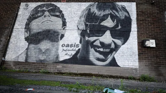 Reino Unido e Irlanda investigarán los precios "dinámicos" de la venta de entradas de la gira de Oasis Mural de los hermanos Gallagher en Manchester