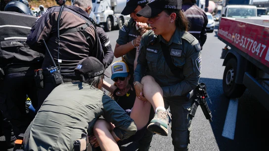 La policía israelí detiene a un protestante durante las manifestaciones de este lunes en Tel Aviv La policía israelí detiene a un protestante durante las manifestaciones de este lunes en Tel Aviv