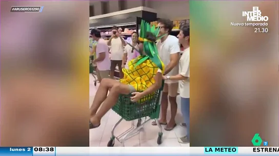 Celebra su despedida de soltero en el Mercadona disfrazado de piña: "Pero no va boca abajo" Celebra su despedida de soltero en el Mercadona disfrazado de piña: "Pero no va boca abajo"
