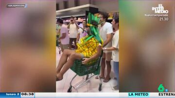 Celebra su despedida de soltero en el Mercadona disfrazado de piña: "Pero no va boca abajo"