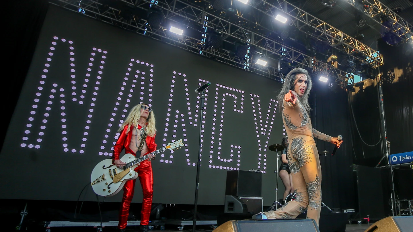 El cantante Mario Vaquerizo, durante un concierto de las Nancys Rubias previo al de Fangoria en el festival Noches del Botánico, a 15 de julio de 2021, en Madrid (España). El cantante Mario Vaquerizo, durante un concierto de las Nancys Rubias previo al de Fangoria en el festival Noches del Botánico, a 15 de julio de 2021, en Madrid (España).