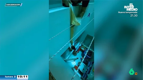 Unos padres atan a su hijo en una sábana para rescatar las llaves del patio interior y desatan polémica en redes Unos padres atan a su hijo en una sábana para rescatar las llaves del patio interior y desatan polémica en redes