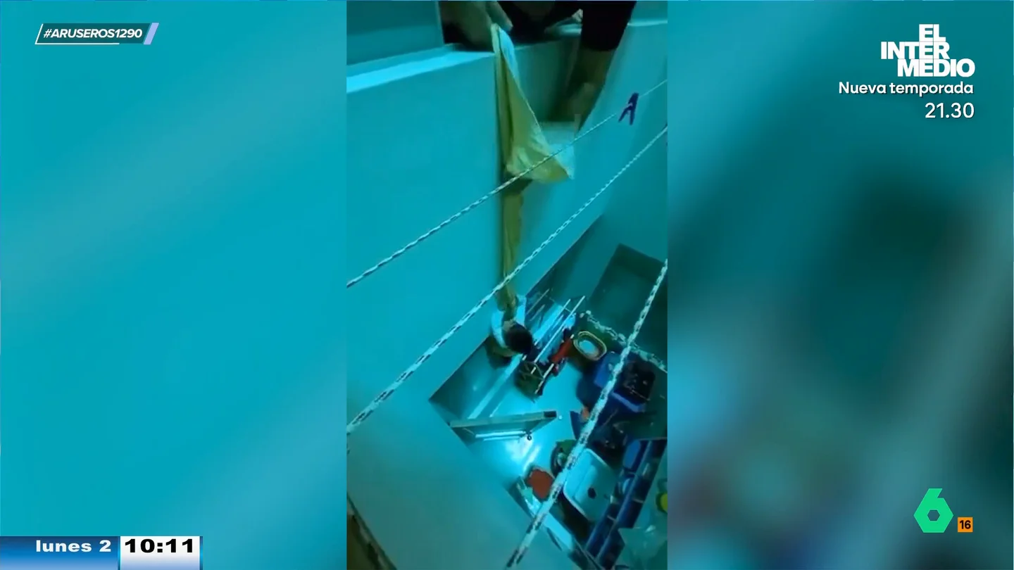 Unos padres atan a su hijo en una sábana para rescatar las llaves del patio interior y desatan polémica en redes Unos padres atan a su hijo en una sábana para rescatar las llaves del patio interior y desatan polémica en redes