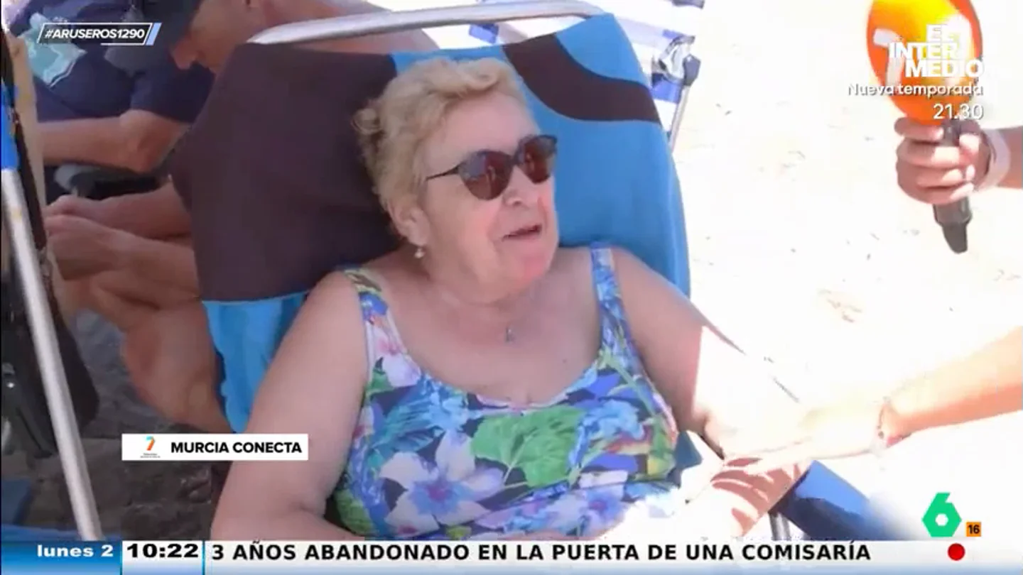 Así reacciona una señora cuando la reportera le dice que está dando la espalda a su grupo en la playa Así reacciona una señora cuando la reportera le dice que está dando la espalda a su grupo en la playa