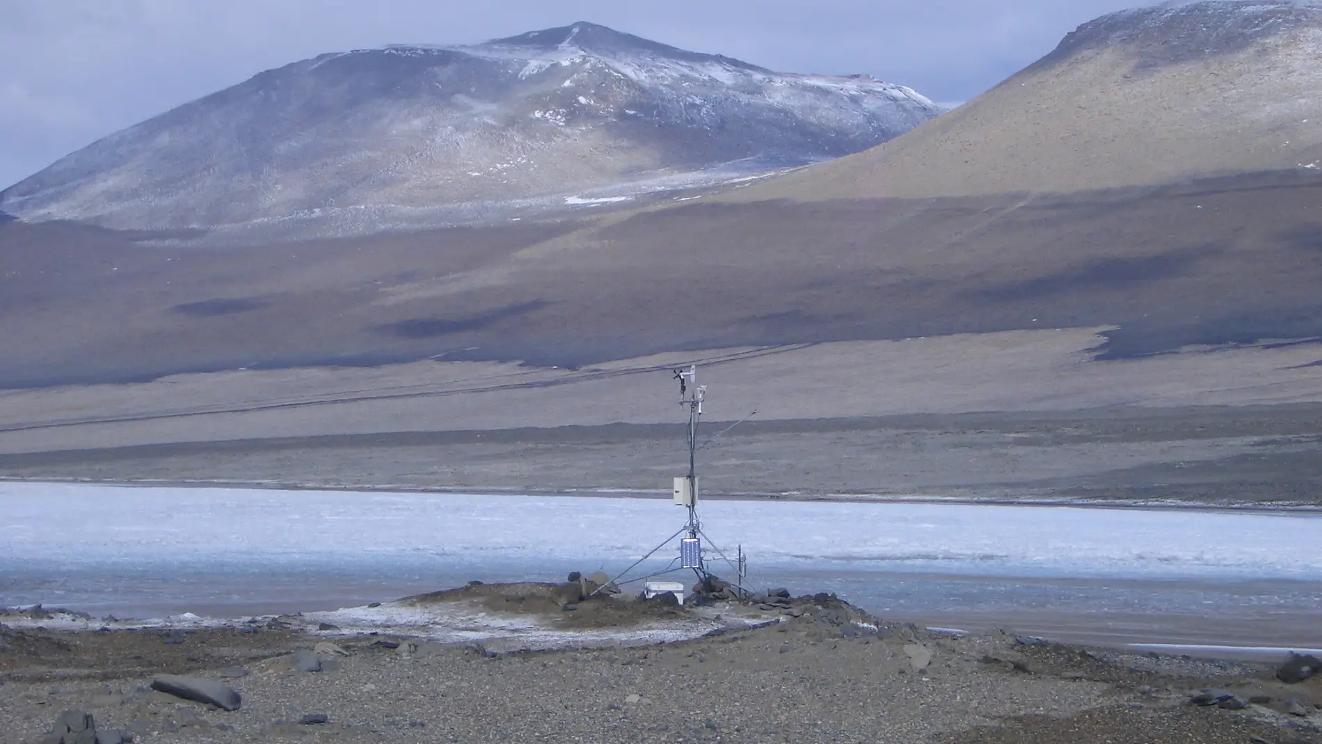 Lago Vida en el Valle Victoria (Valles Secos de la Antártida) Lago Vida en el Valle Victoria (Valles Secos de la Antártida)