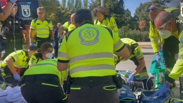 Operarios de Emergencias Madrid atienden a la mujer atropellada por su pareja en Madrid