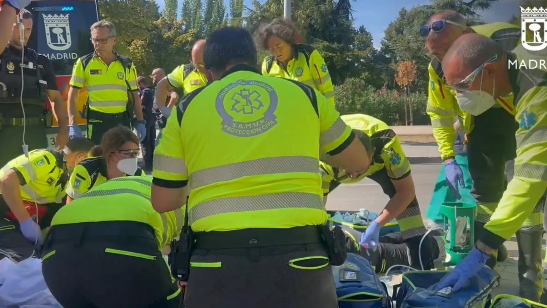 Operarios de Emergencias Madrid atienden a la mujer atropellada por su pareja en Madrid