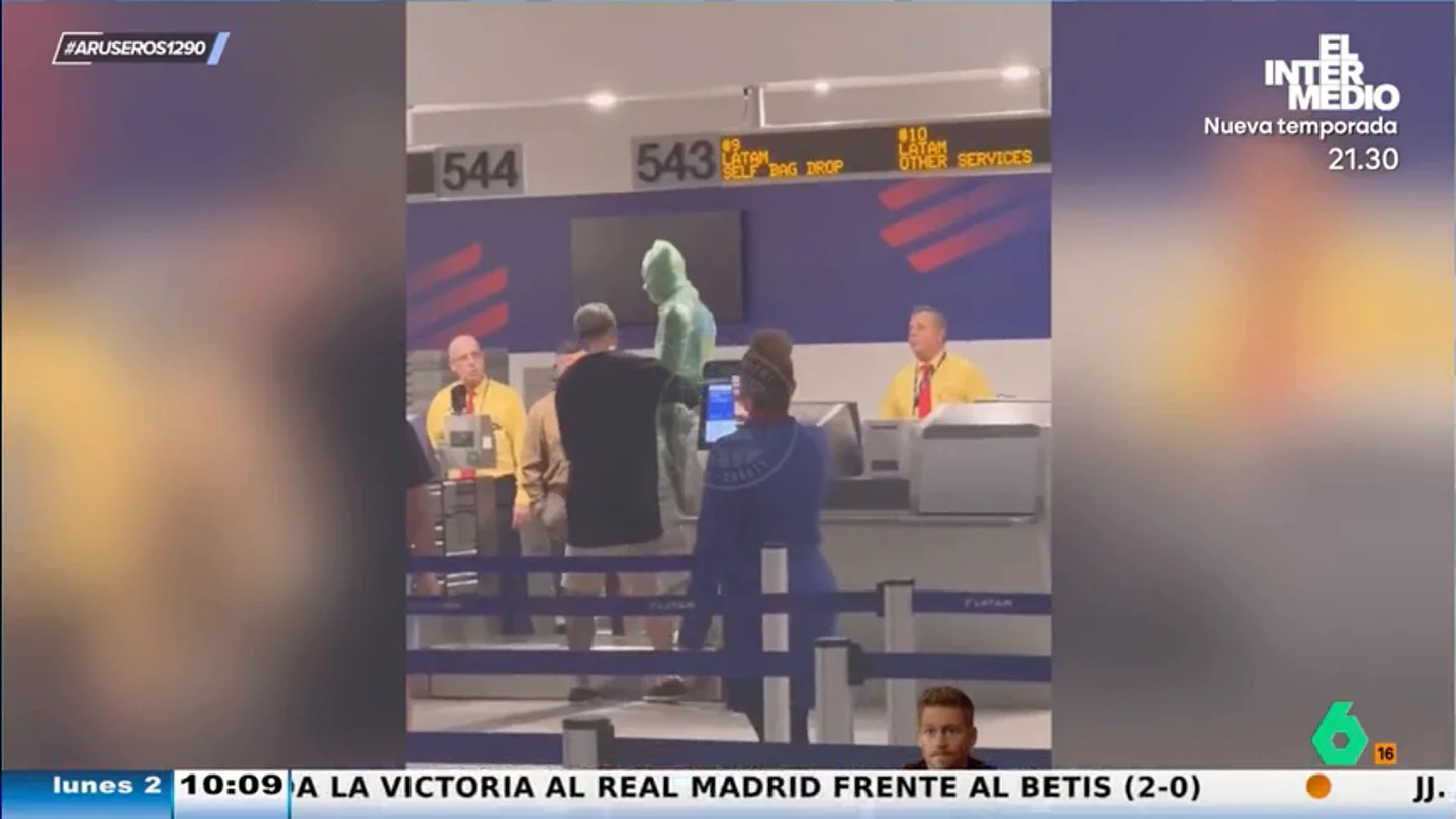 El surrealista viral de un hombre envuelto film de embalaje que pide viajar en la bodega del avión El surrealista viral de un hombre envuelto film de embalaje que pide viajar en la bodega del avión