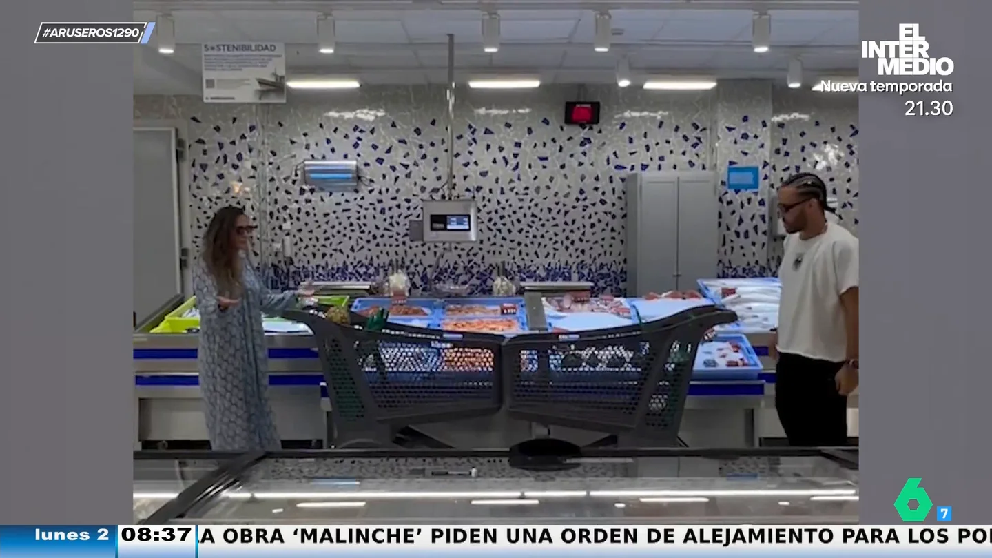 Malú se enamora en Mercadona: así choca su carro con el de Prince Royce en el Mercadona (con piña boca abajo incluida) Malú se enamora en Mercadona: así choca su carro con el de Prince Royce en el Mercadona (con piña boca abajo incluida)