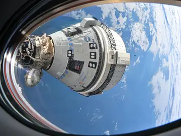 Nave Starliner en la Estación Espacial Internacional Nave Starliner en la Estación Espacial Internacional
