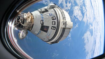 Nave Starliner en la Estación Espacial Internacional