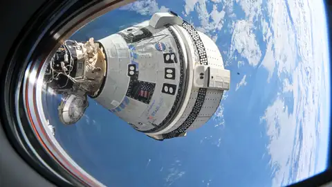 Nave Starliner en la Estación Espacial Internacional Nave Starliner en la Estación Espacial Internacional