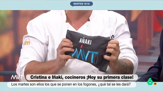 El error con el delantal de Iñaki López al estrenar la sección de cocina: "Añaki, iba a venir un cocinero japonés" Cristina Pardo e Iñaki López se enfrentan al reto de elaborar una tortilla de patatas siguiendo las instrucciones de Carlos Maldonado aunque la sección comienza con una petición del cocinero a sus dos 'alumnos': deben evitar mancharse.
