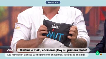 El error con el delantal de Iñaki López al estrenar la sección de cocina: "Añaki, iba a venir un cocinero japonés"