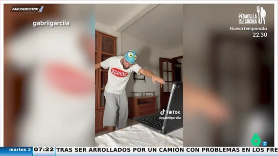 Se apunta a natación online y el profesor se mosquea: "Sabes que las clases son sin agua, ¿no?" Se apunta a natación online y el profesor se mosquea: "Sabes que las clases son sin agua, ¿no?"