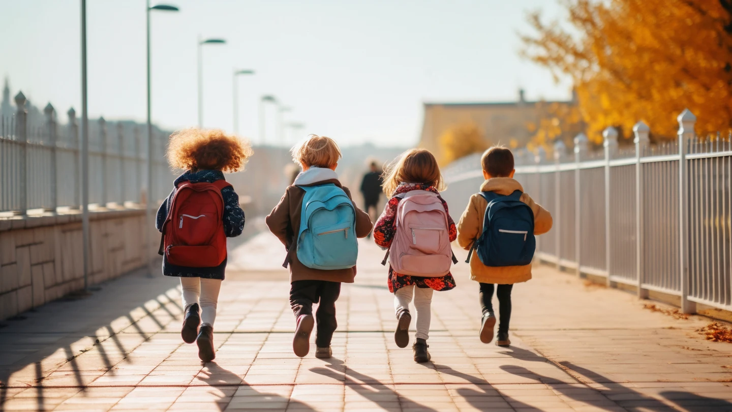 Niños y niñas con mochilas yendo al colegio. Niños y niñas con mochilas yendo al colegio.