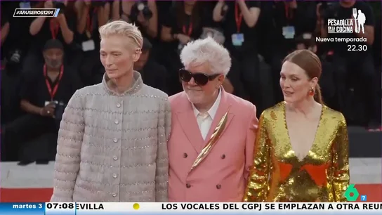Pedro Almodóvar llega a Venecia con Julianne Moore y Tilda Swinton, las musas de su primera película en inglés Pedro Almodóvar llega a Venecia con Julianne Moore y Tilda Swinton, las musas de su primera película en inglés