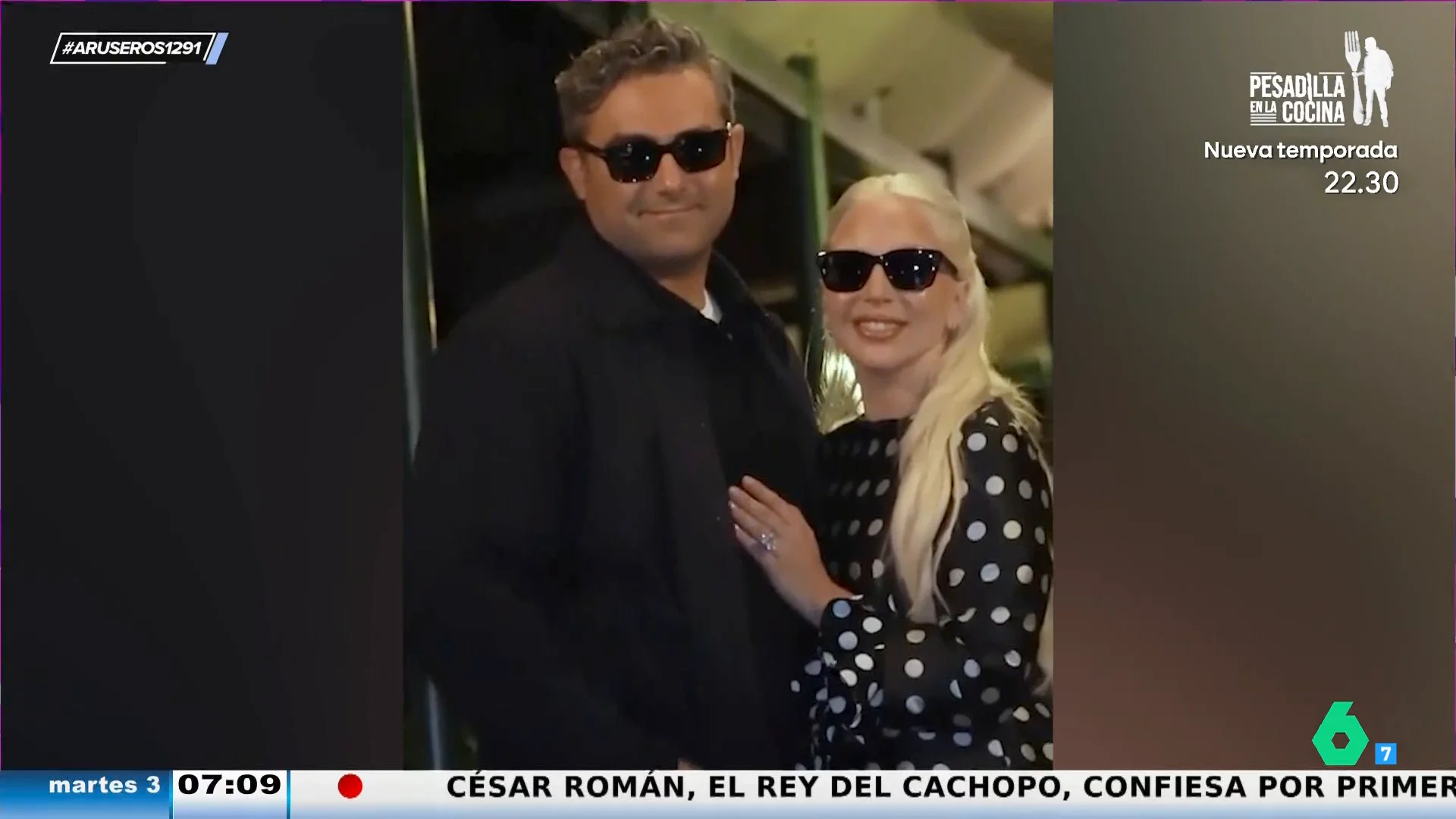 Lady Gaga presume de anillo de compromiso en su llegada a Venecia con su novio, Michael Polansky