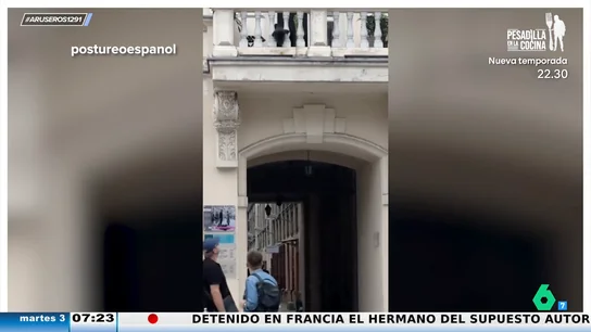 Un perro se vuelve viral al lanzar su pelota desde el balcón esperando que alguien la devuelva Un perro se vuelve viral al lanzar su pelota desde el balcón esperando que alguien la devuelva