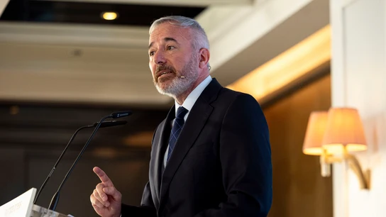 Azcón acusa al Gobierno de enviar menores migrantes a las comunidades del PP para que Vox rechace los presupuestos El presidente de Aragón y del PP en la comunidad, Jorge Azcón, protagoniza un desayuno informativo este martes en Madrid. EFE/Daniel González