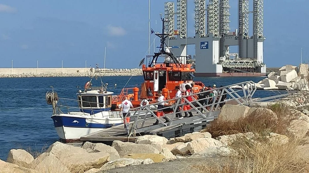 Efectivos de Cruz Roja en el Puerto de Alicante tras la llegada de una patera. Efectivos de Cruz Roja en el Puerto de Alicante tras la llegada de una patera.