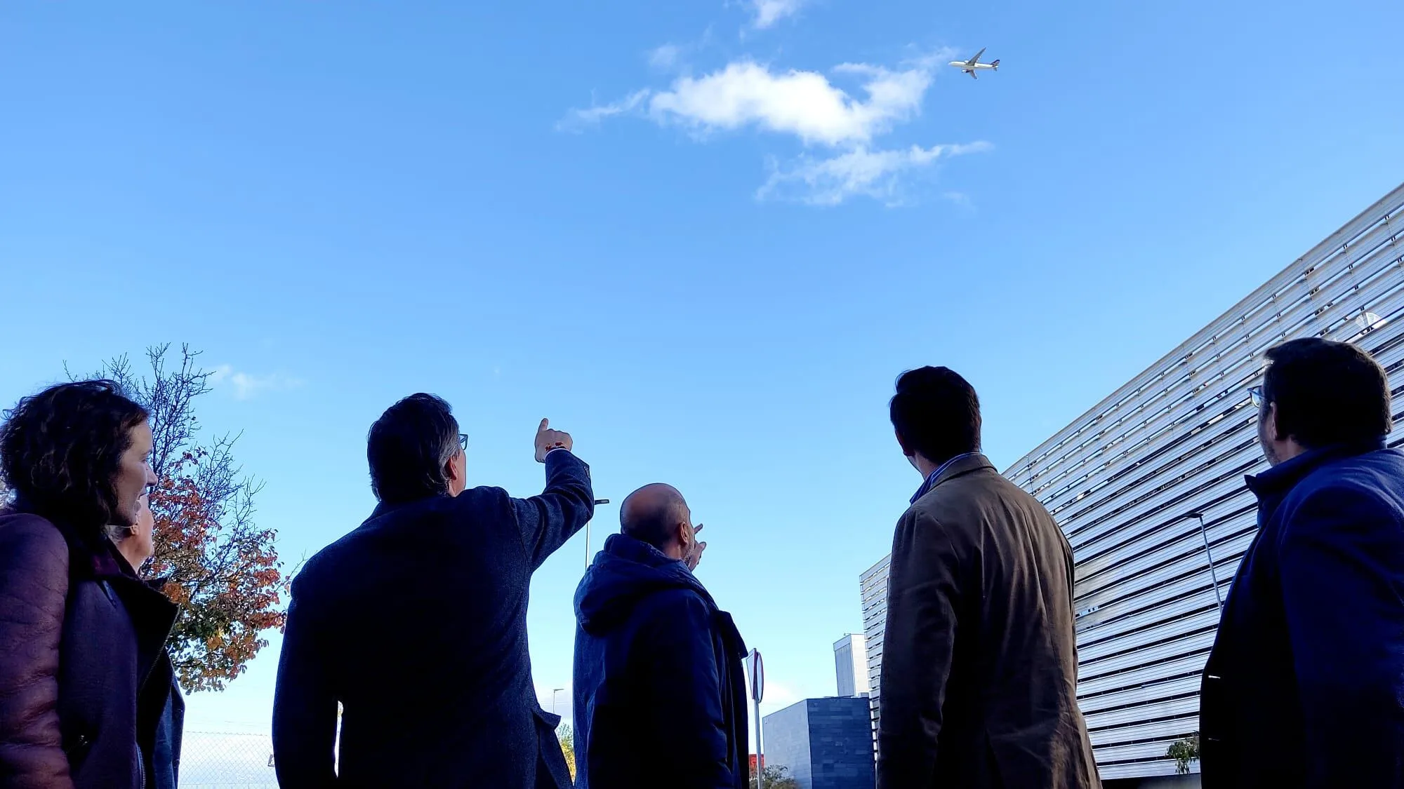 El ahora portavoz del PP en Madrid, Alfonso Serrano, señalando un avión junto a la entonces candidata en San Sebastián de los Reyes, Lucía Fernández.