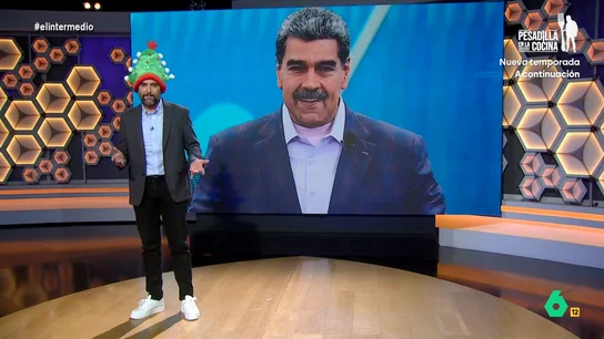 Dani Mateo, tras la decisión de Maduro de adelantar las navidades: "Pretende que huela a Navidad pero huele a cortina de humo" El presidente de Venezuela ha decidido adelantar la Navidad al uno de octubre, una decisión que muchos consideran una manera de desviar la atención horas después de que la fiscalía venezolana ordene la detención del candidato opositor Edmundo González Urrutia.