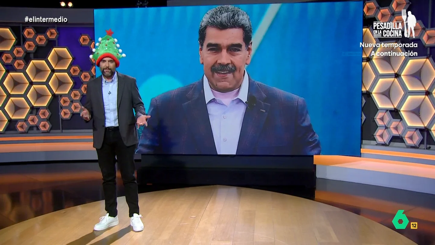 Dani Mateo, tras la decisión de Maduro de adelantar las navidades: "Pretende que huela a Navidad pero huele a cortina de humo" El presidente de Venezuela ha decidido adelantar la Navidad al uno de octubre, una decisión que muchos consideran una manera de desviar la atención horas después de que la fiscalía venezolana ordene la detención del candidato opositor Edmundo González Urrutia.