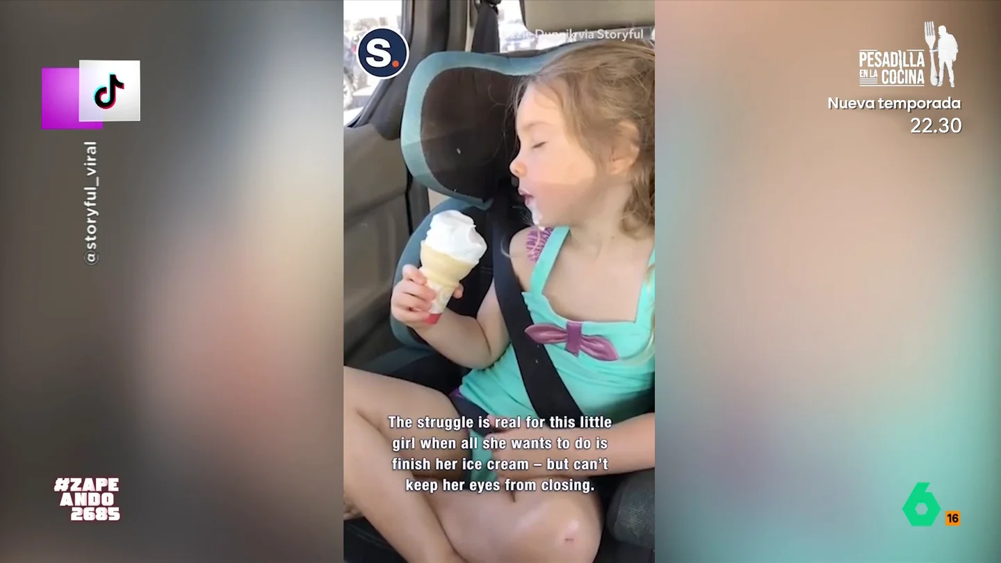 Una niña conquista las redes sociales comiendo un helado mientras duerme Una niña conquista las redes sociales comiendo un helado mientras duerme