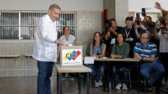 Edmundo Gonzalez Urrutia votando el pasado mes de julio en el colegio Santo Tomas de Villanueva.