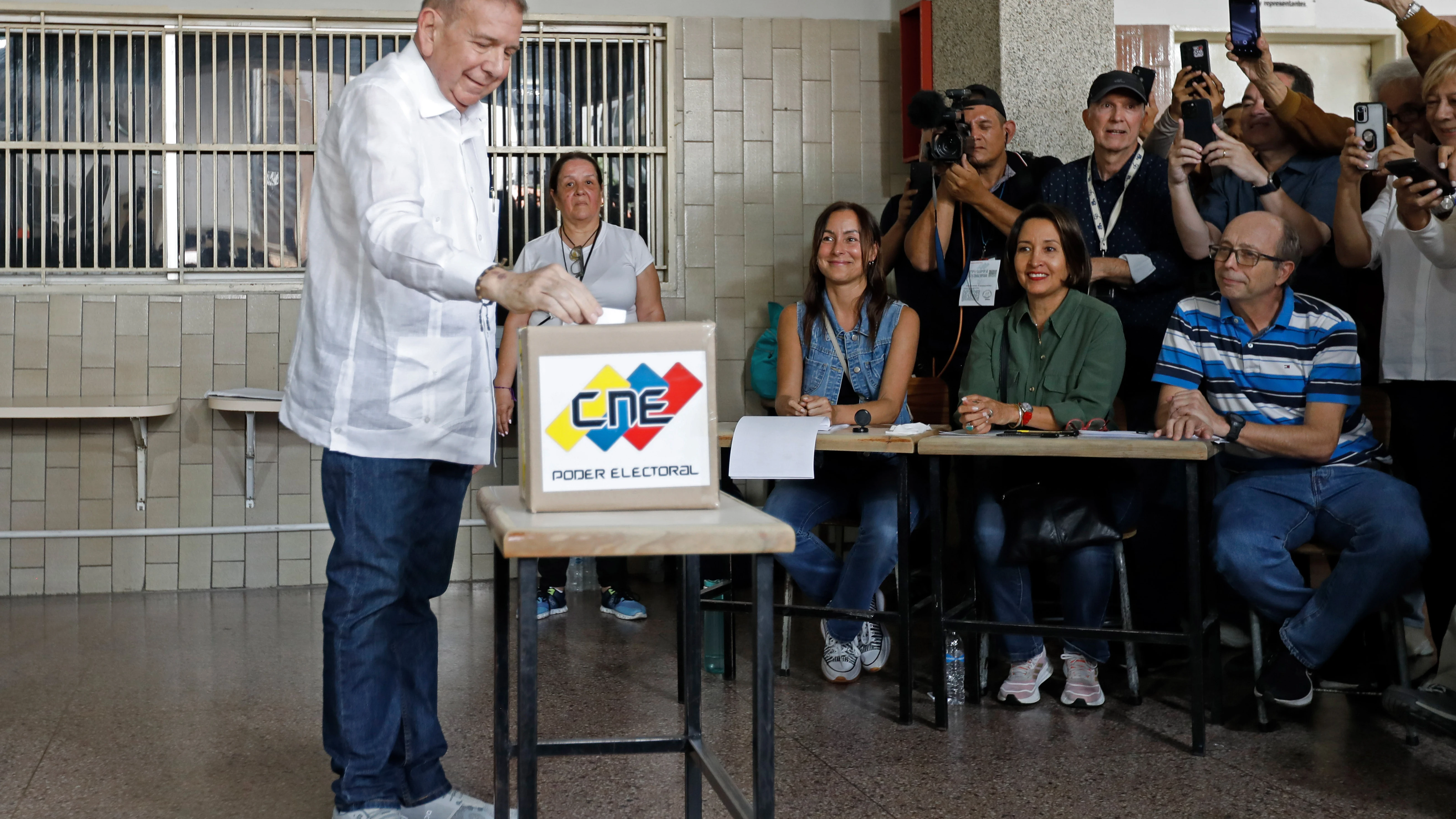 Edmundo Gonzalez Urrutia votando el pasado mes de julio en el colegio Santo Tomas de Villanueva.