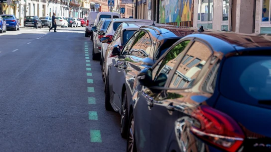 Varios coches aparcados en zona verde, a 7 de mayo de 2024, en Madrid (España). Varios coches aparcados en zona verde, a 7 de mayo de 2024, en Madrid (España).