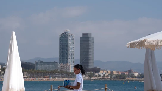 Una camarera en las inmediaciones del Hotel W, a 5 de agosto de 2024, en Barcelona, Cataluña (España). Una camarera en las inmediaciones del Hotel W, a 5 de agosto de 2024, en Barcelona, Cataluña (España).