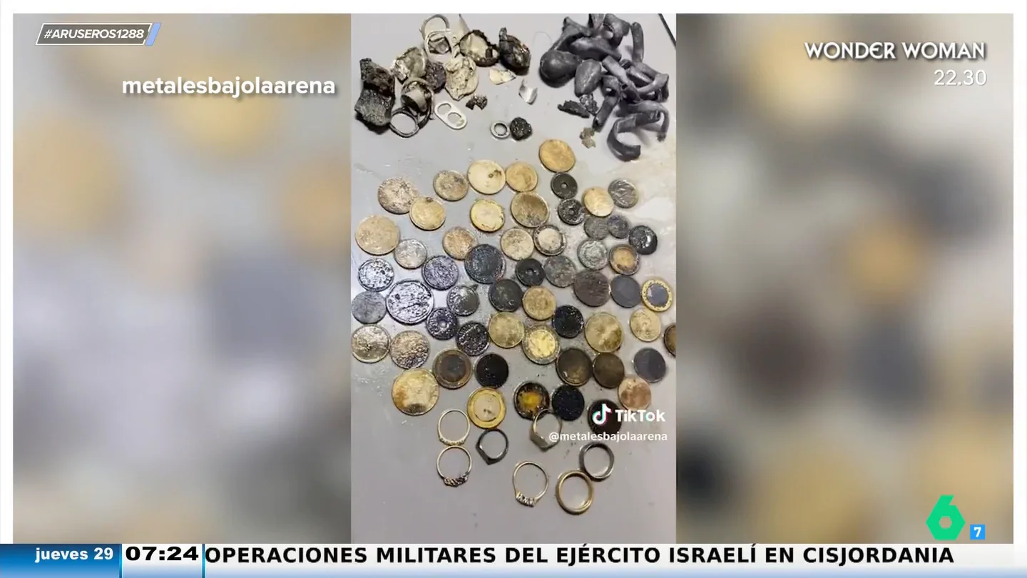 Un joven encuentra siete anillos de oro de hasta 19 kilates en un día enterrados en la playa con su detector de metales Así encontró un tiktoker en solo cuatro horas siete anillos de oro de hasta 19 kilates