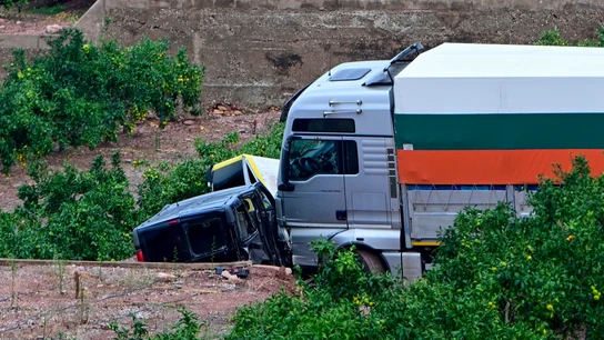 El camión que ha ocasionado un accidente en el que han muerto tres personas en Benifairó de les Valls El camión que ha ocasionado un accidente en el que han muerto tres personas en Benifairó de les Valls
