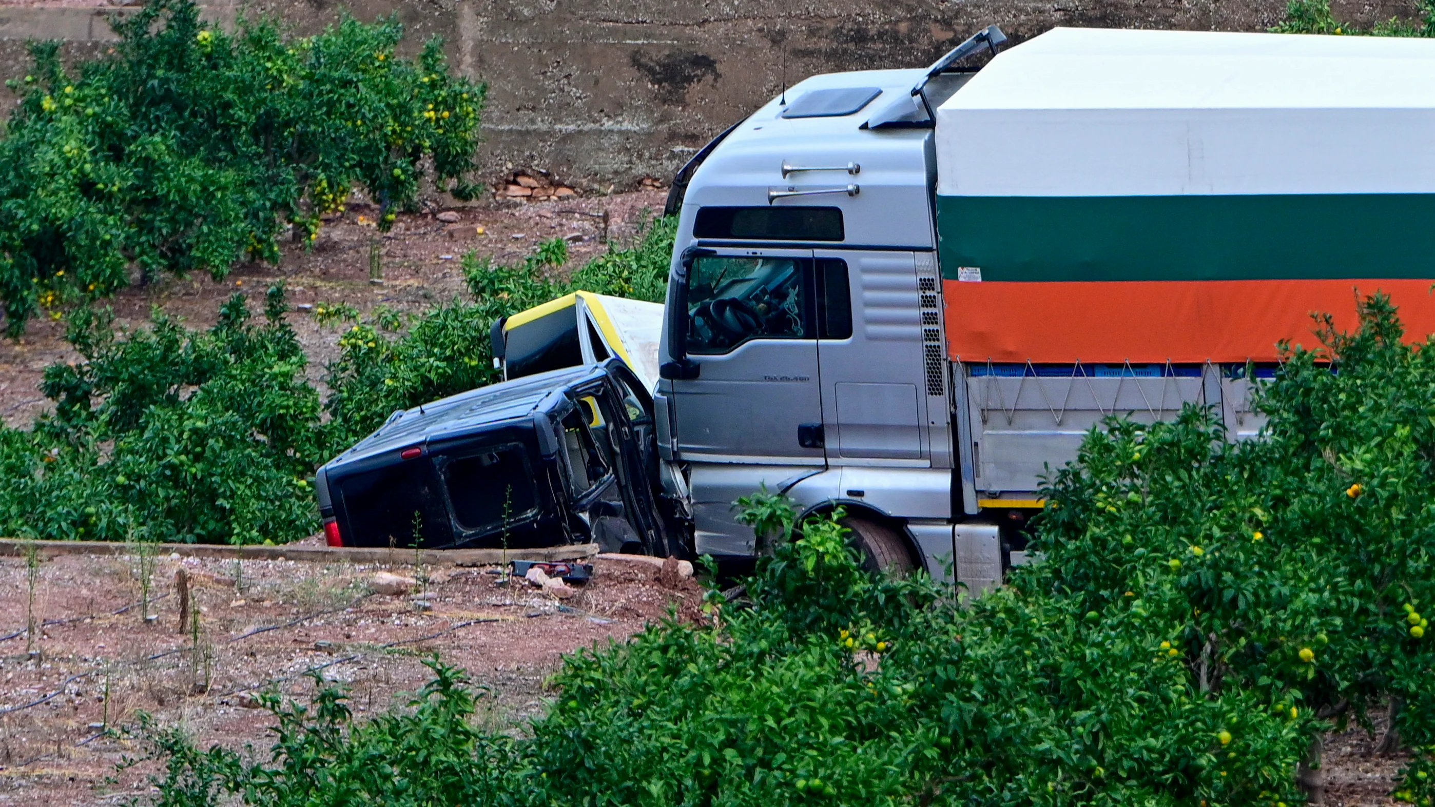 El camión que ha ocasionado un accidente en el que han muerto tres personas en Benifairó de les Valls