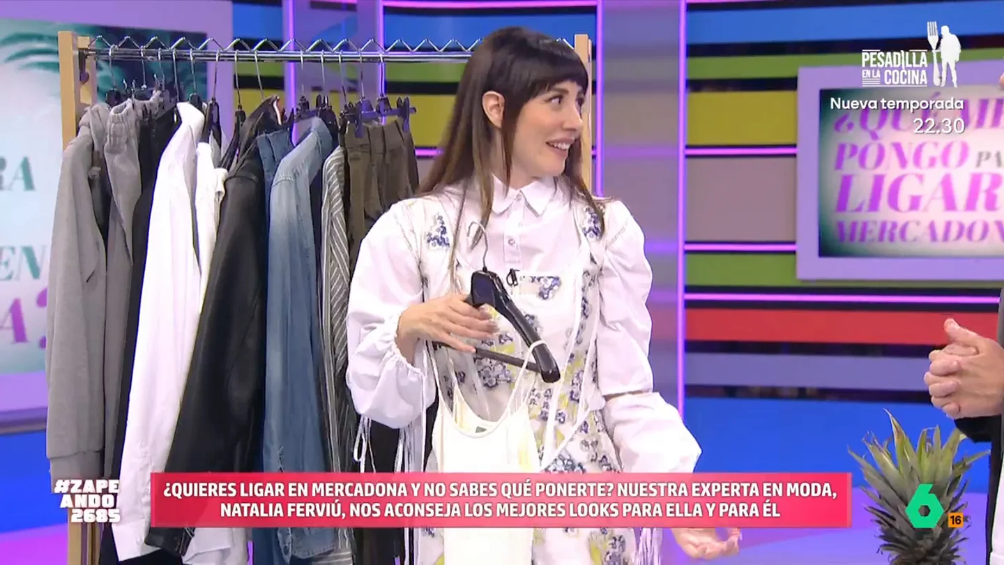Natalia Ferviú, experta en moda, aconseja a los zapeadores sobre cómo vestir para ligar en el Mercadona: "La piña en modo tocado" Natalia Ferviú, experta en moda, aconseja a los zapeadores sobre cómo vestir para ligar en el Mercadona: "La piña en modo tocado"