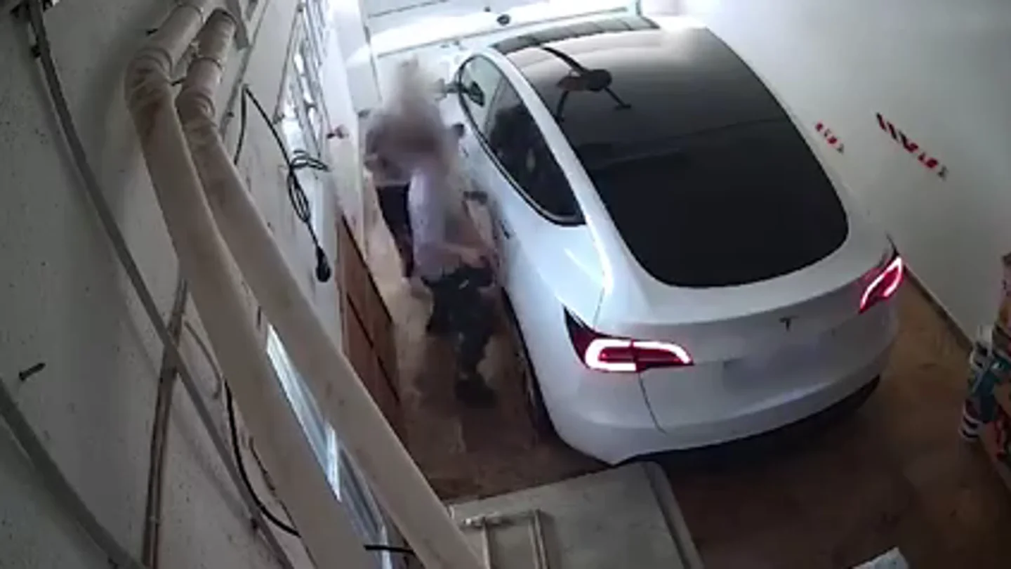 Detienen a tres personas por robar 3.000 euros en una vivienda tras darle una paliza a la víctima Detienen a tres personas por robar 3.000 euros en una vivienda tras darle una paliza a la víctima