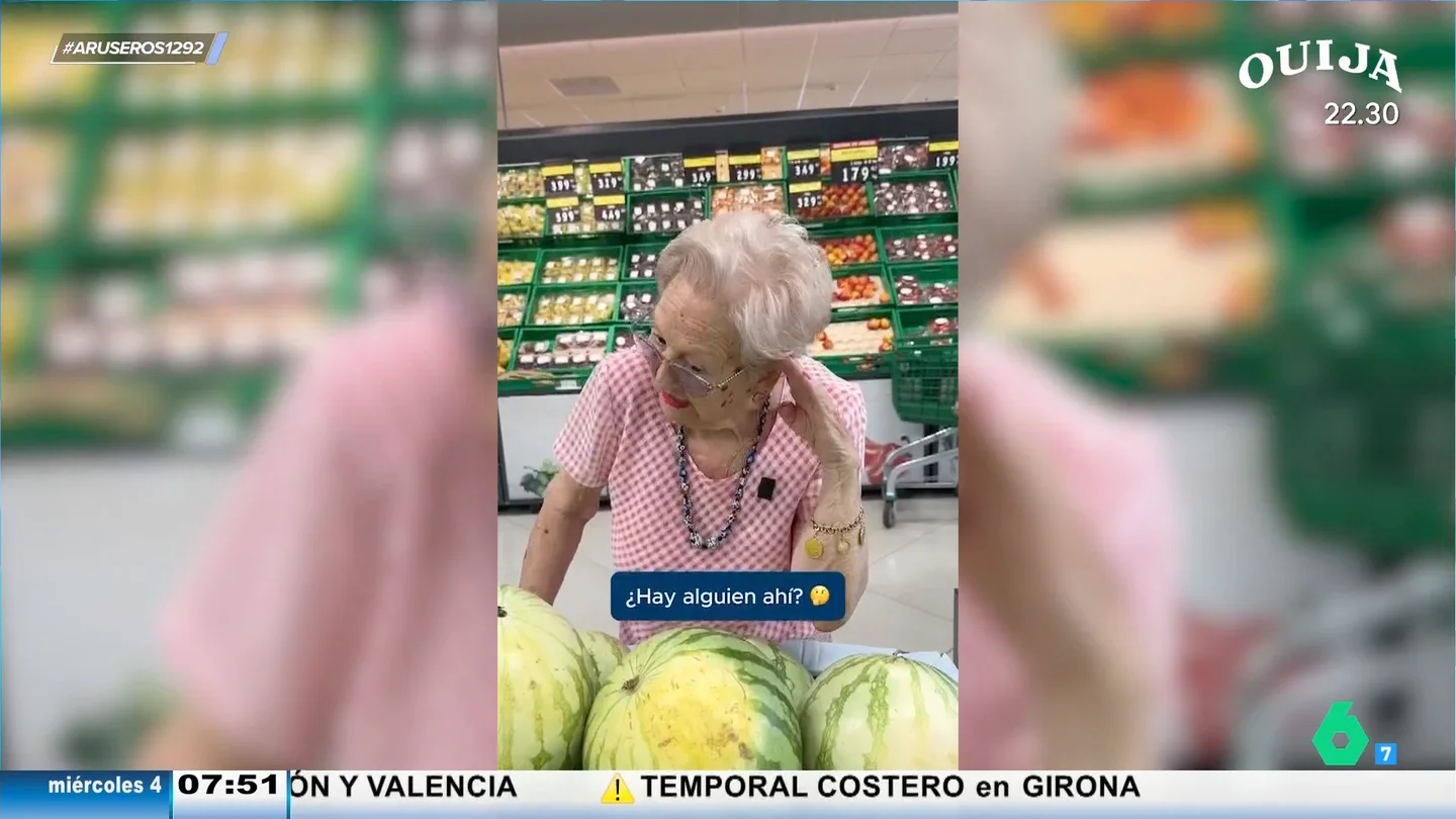 Doña María Luisa nos enseña a elegir la sandía más "chupi chupi": "Si suena hueca es estupenda" Doña María Luisa nos enseña a elegir la sandía más "chupi chupi": "Si suena hueca es estupenda"
