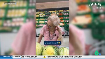 Doña María Luisa nos enseña a elegir la sandía más "chupi chupi": "Si suena hueca es estupenda"