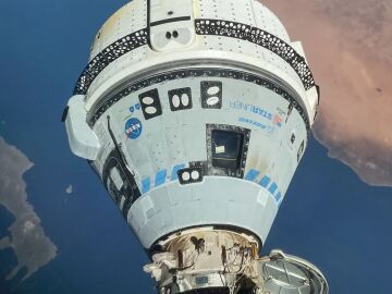 Nave Starliner en la Estación Espacial Internacional 