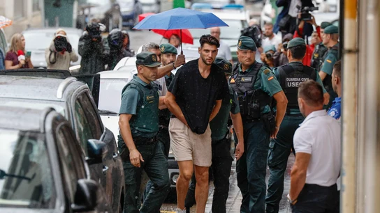 El futbolista Rafa Mir llega escoltado por la Guardia Civil al juzgado n. 8 de Llíria (Valencia) El futbolista Rafa Mir llega escoltado por la Guardia Civil al juzgado n. 8 de Llíria (Valencia)