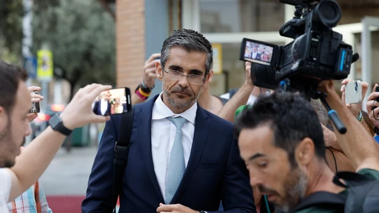 Jaime Campaner, abogado del futbolista del Valencia CF Rafa Mir, rodeado de periodistas este miércoles en Valencia Jaime Campaner, abogado del futbolista del Valencia CF Rafa Mir, rodeado de periodistas este miércoles en Valencia