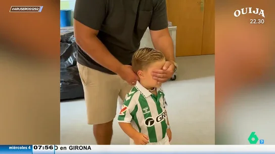 El impresionante cumpleaños de un niño forofo del Betis: "Estoy convencido de que el padre está más contento que el niño" El impresionante cumpleaños de un niño forofo del Betis: "Estoy convencido de que el padre está más contento que el niño"